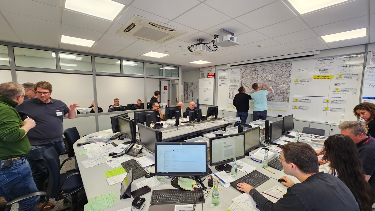 KATS-LKMZG: Zugunglück, Stromausfall, Gefahrstoff-Freisetzung: Der Katastrophenschutz-Führungsstab probt für den Ernstfall - Foto: presseportal.de
