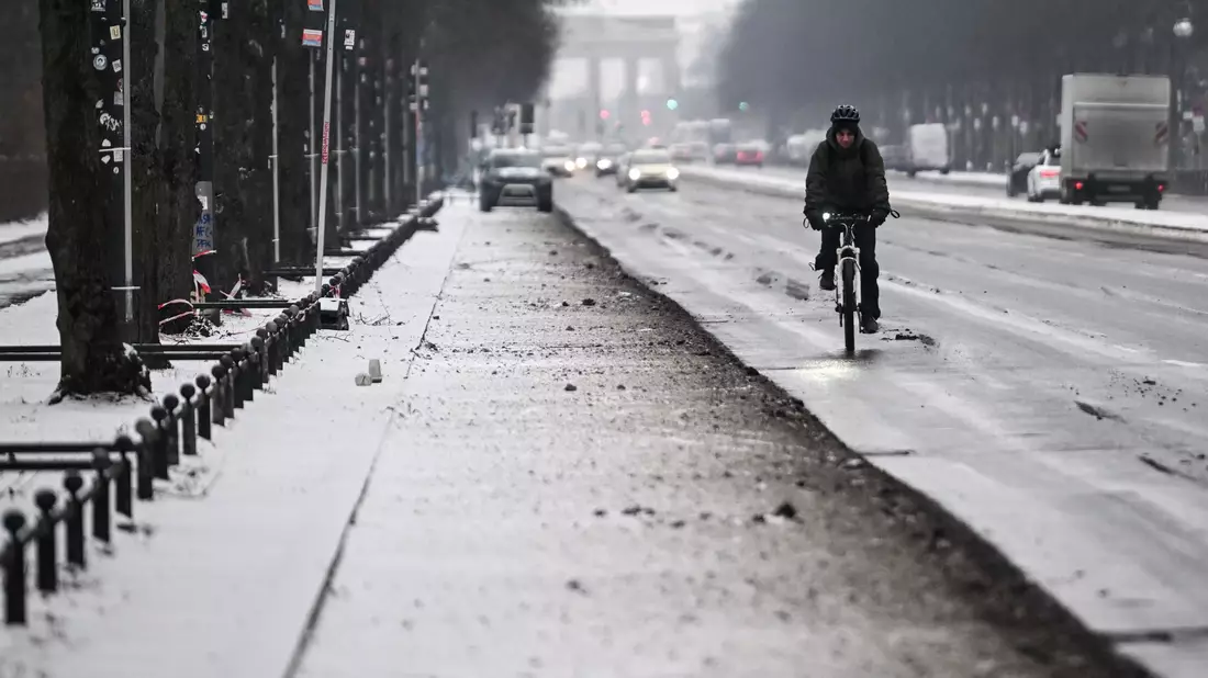 An vielen Stellen in Berlin ist es weiter sehr glatt.  - Bild: Britta Pedersen/dpa
