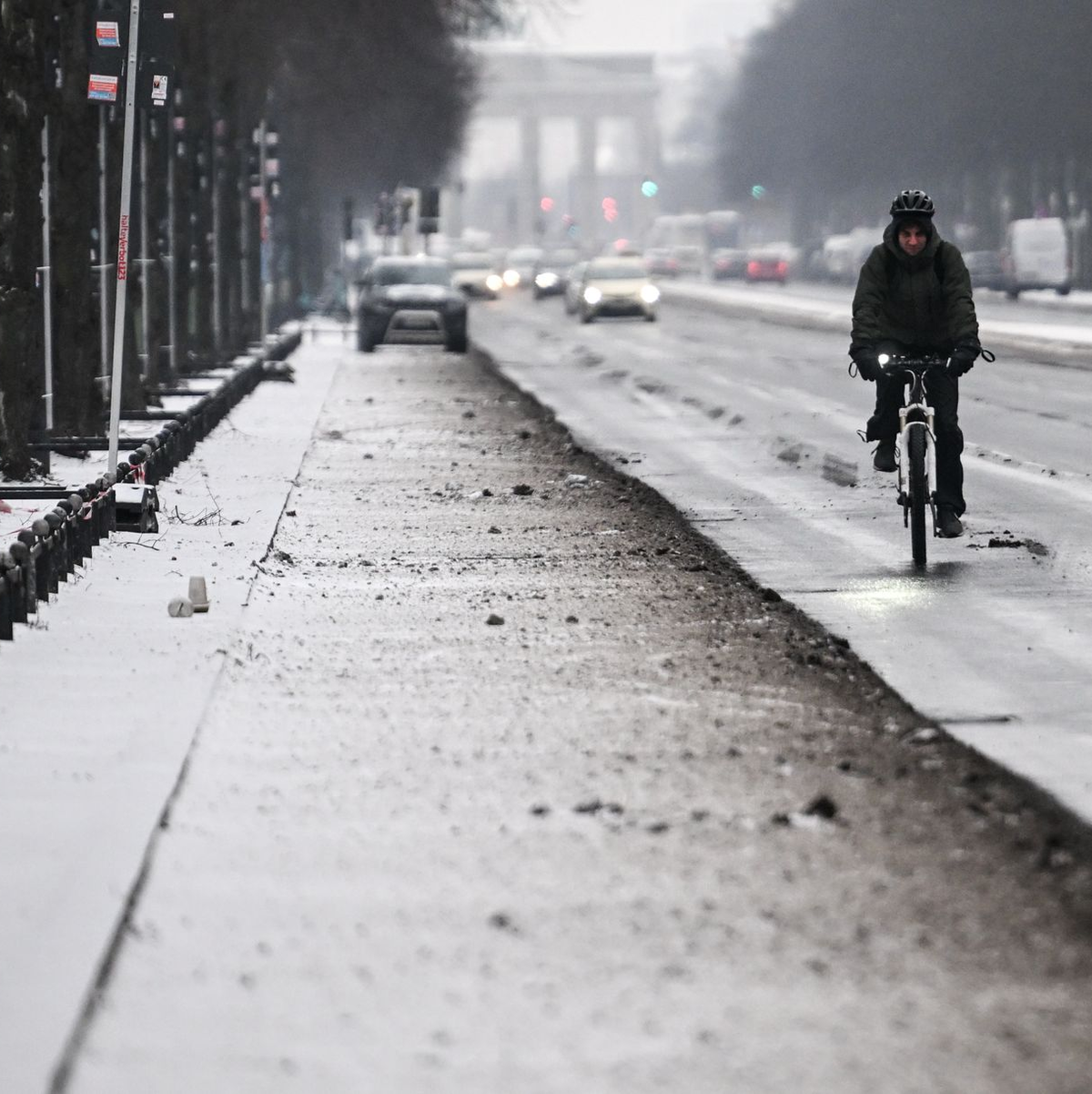 An vielen Stellen in Berlin ist es weiter sehr glatt.  - Foto: Britta Pedersen/dpa