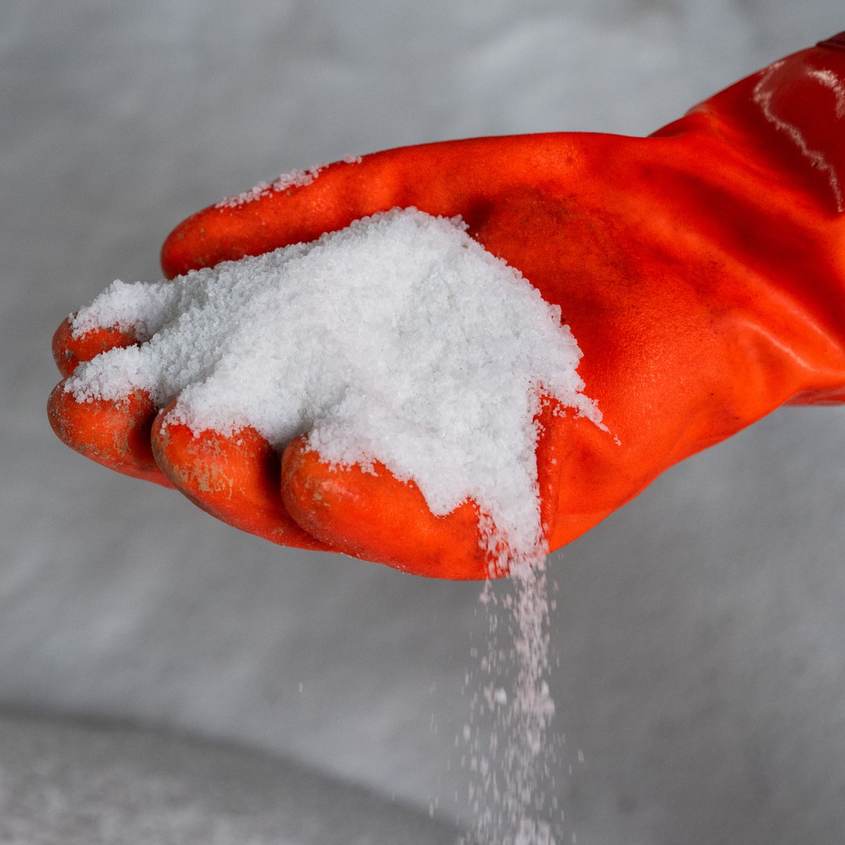 In Berlin ist der Einsatz von Streusalz auf Straßen erlaubt, nicht jedoch auf Gehwegen.  - Foto: Christophe Gateau/dpa
