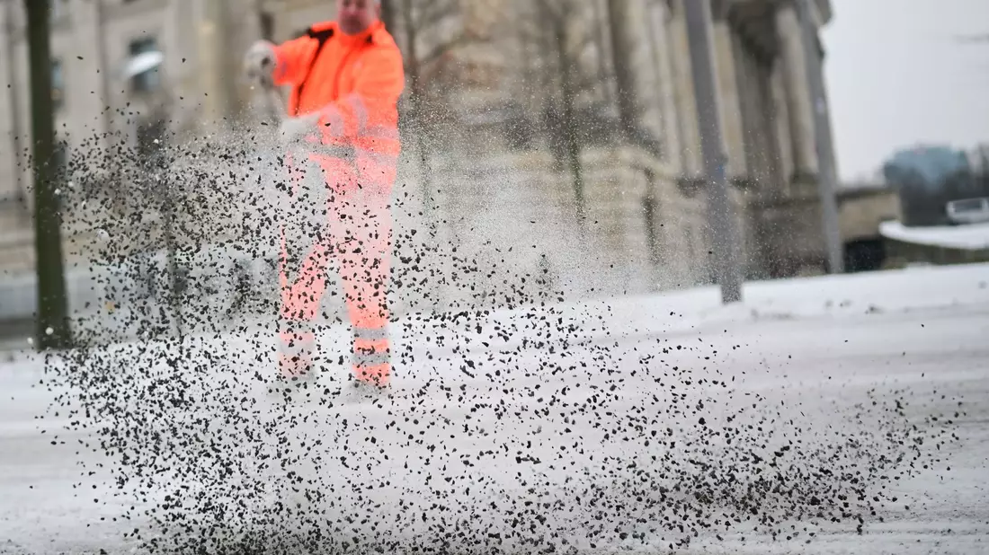 Die Berliner Stadtreinigung (BSR) hat mit dem Winterdienst alle Hände voll zu tun.   - Bild: Sebastian Christoph Gollnow/dpa