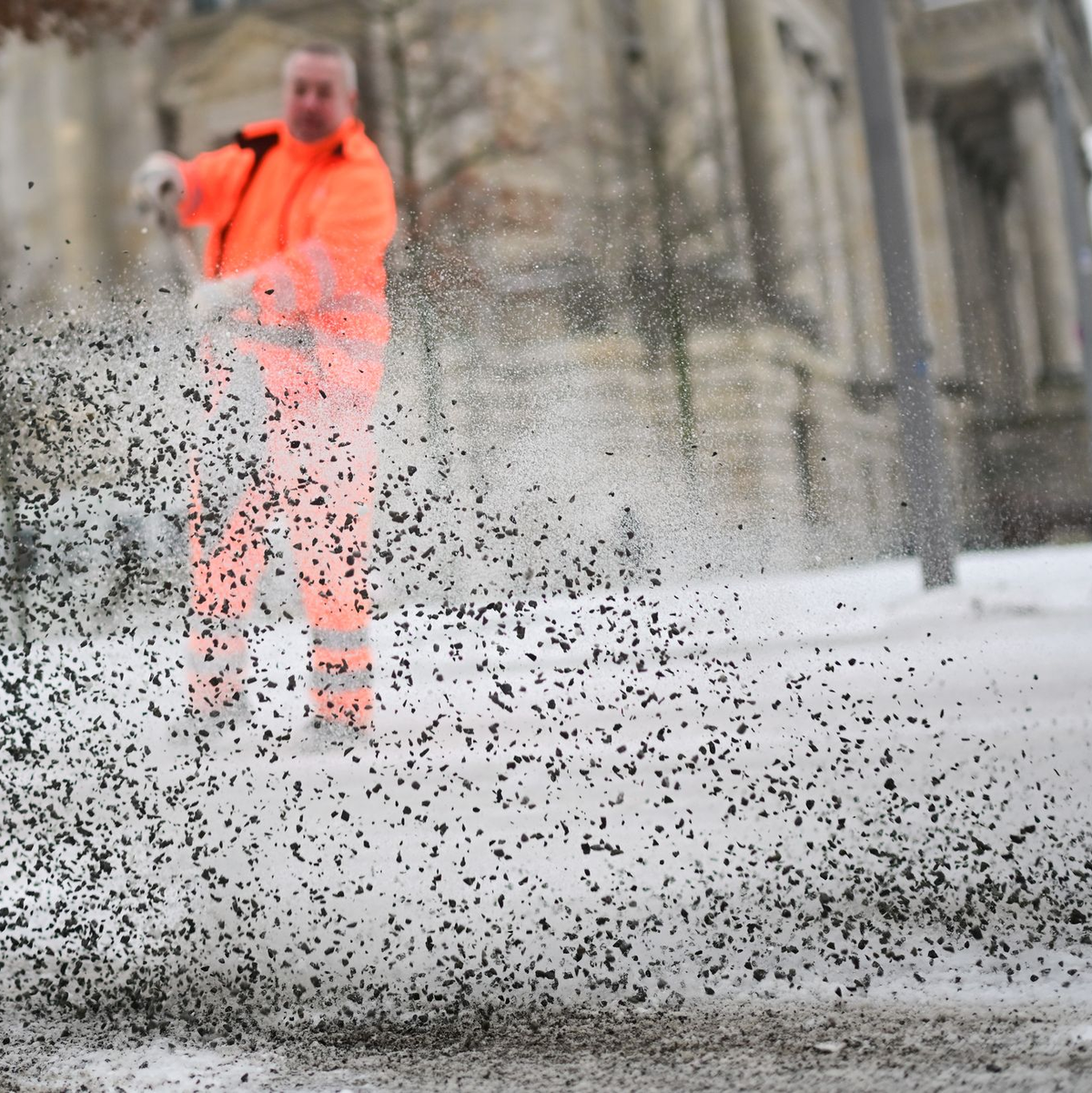 Die Berliner Stadtreinigung (BSR) hat mit dem Winterdienst alle Hände voll zu tun.   - Foto: Sebastian Christoph Gollnow/dpa