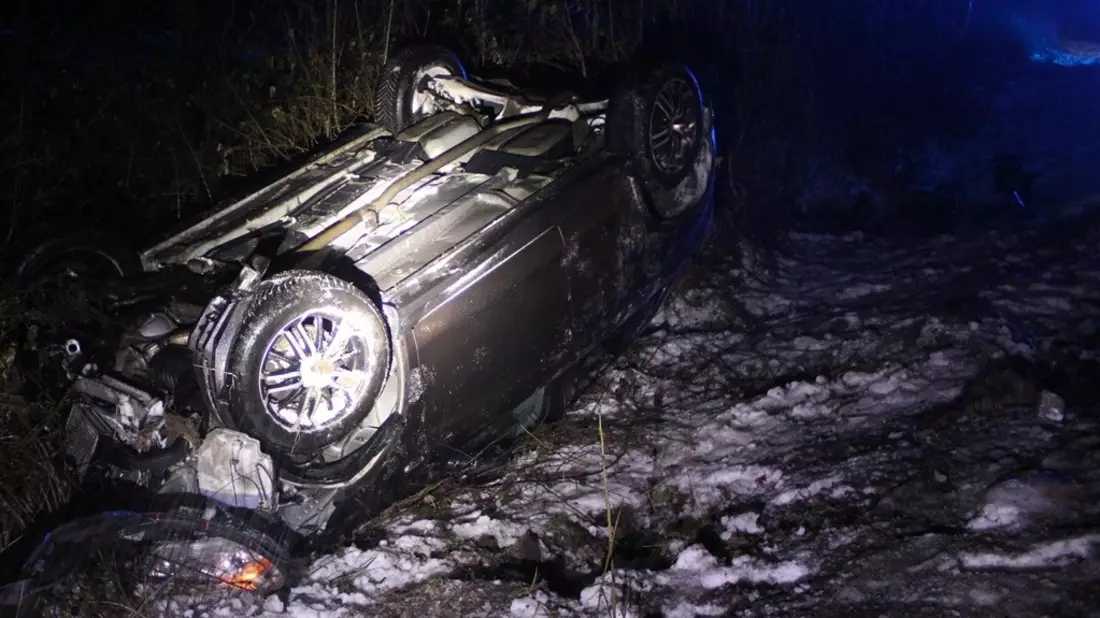 POL-MI: Auto überschlägt sich bei Glätteunfall in Wasserstraße - Bild: presseportal.de