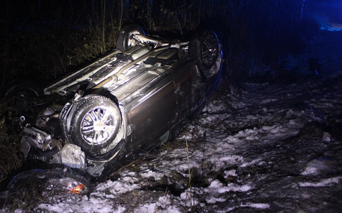 POL-MI: Auto überschlägt sich bei Glätteunfall in Wasserstraße - Foto: presseportal.de