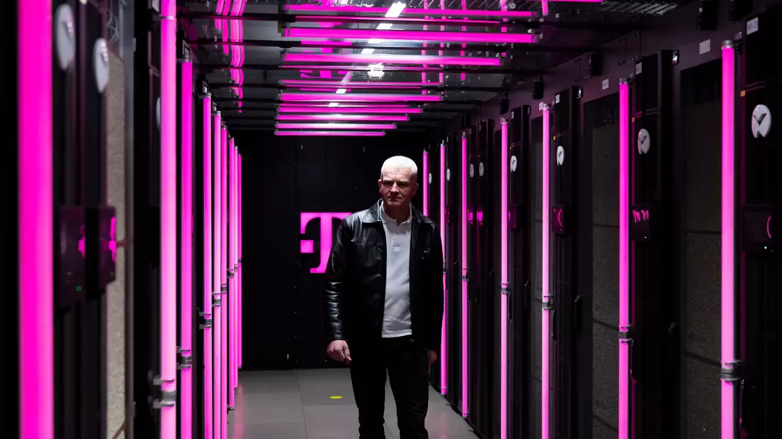 Das Rechenzentrum wird nach Angaben der Telekom vollständig aus erneuerbaren Energien betrieben.  - Bild: Sven Hoppe/dpa