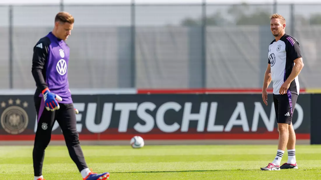 Wen stellt Bundestrainer Nagelsmann (r) ins WM-Tor? (Archivbild) - Bild: Daniel Karmann/dpa