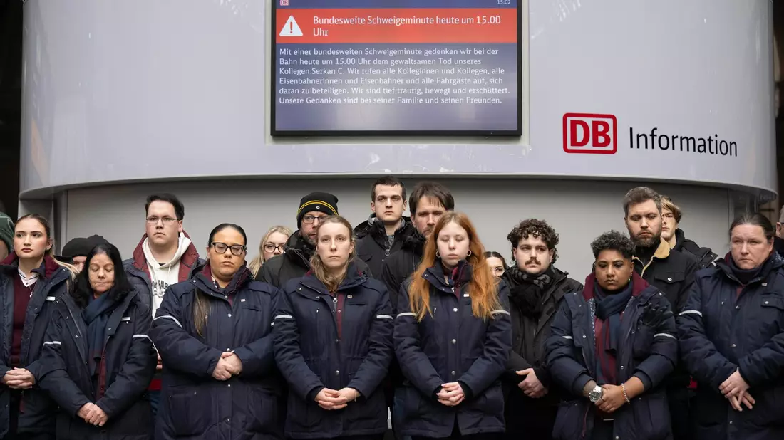 Die Trauer um den getöteten Kollegen ist groß - Bild: Boris Roessler/dpa