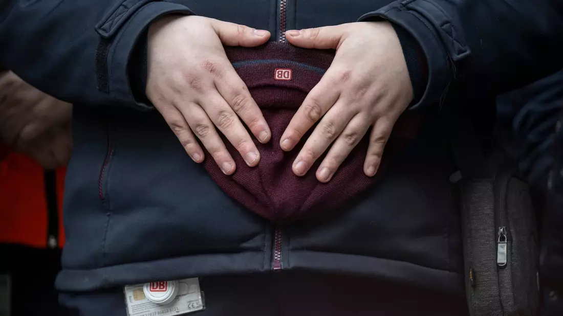 Forderungen aus der Politik werden laut - Bild: Boris Roessler/dpa