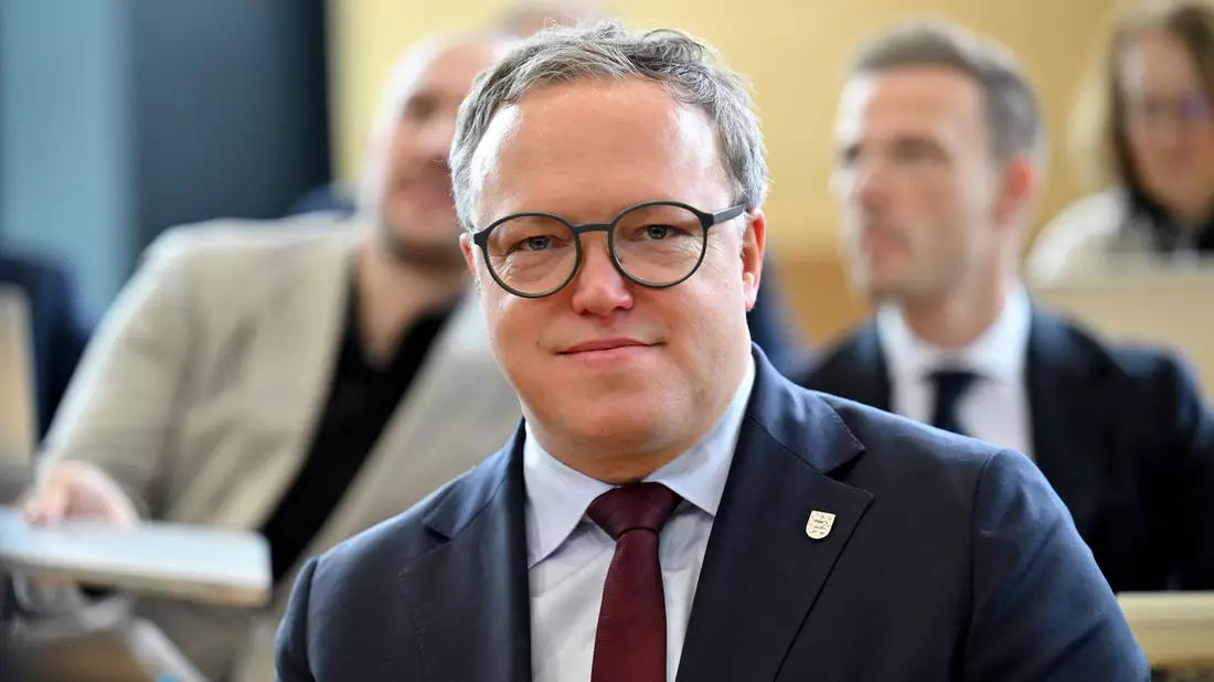 Thüringens Ministerpräsident Mario Voigt (CDU) hat ein konstruktives Misstrauensvotum überstanden.  - Bild: Martin Schutt/dpa