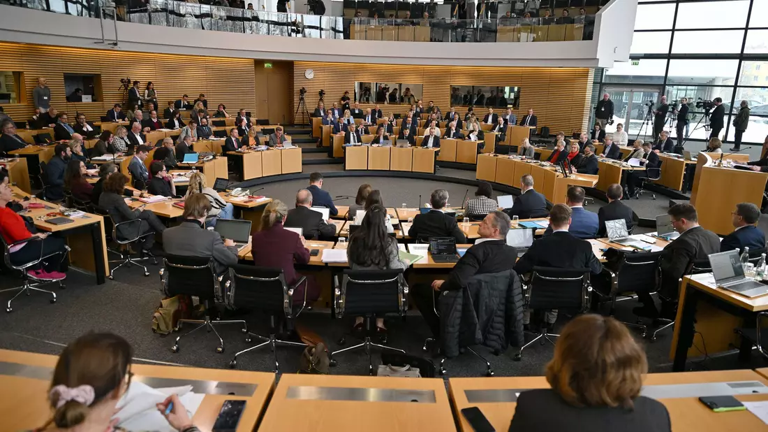 Der Thüringer Landtag hat eine Entscheidung getroffen: Ministerpräsident Mario Voigt (CDU) bleibt nach einem gescheiterten konstruktiven Misstrauensvotum im Amt.  - Bild: Martin Schutt/dpa