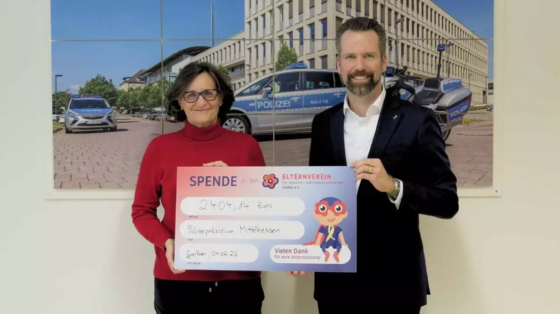 Mittelhessen: GIEßEN: Neujahrskonzert bringt 2.400 Euro für den guten Zweck - Polizeipräsidium Mittelhessen übergibt Spende an Gießener Elternverein - Bild: presseportal.de