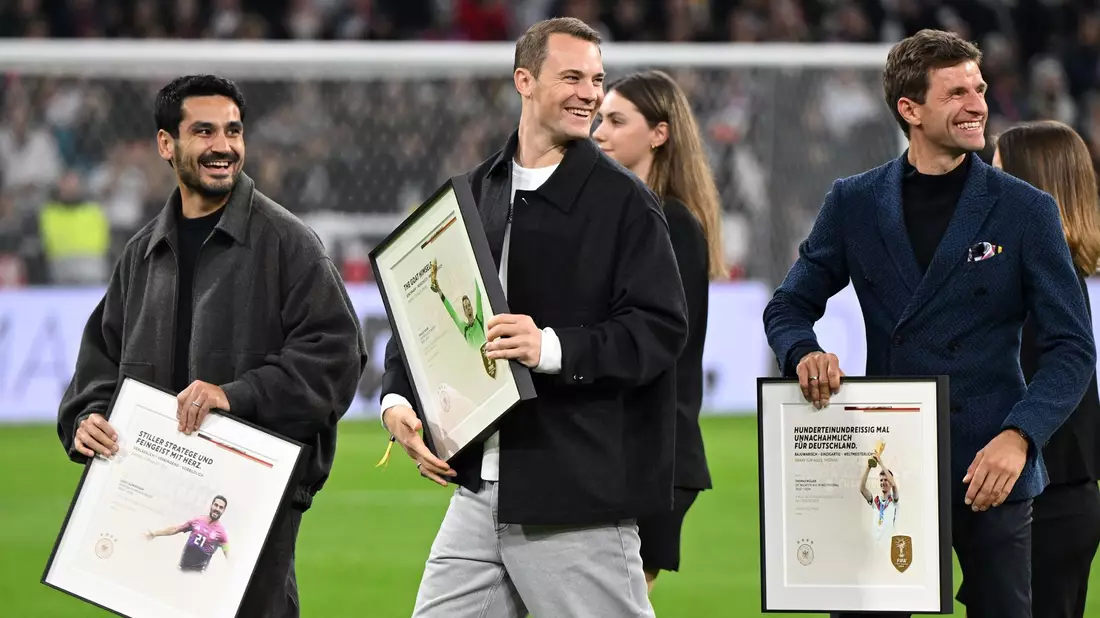 Manuel Neuer (m) verabschiedete sich schon aus dem DFB-Team. Gibt es eine überraschende Rückkehr? (Archivbild) - Bild: Sven Hoppe/dpa
