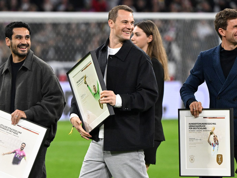 Manuel Neuer (m) verabschiedete sich schon aus dem DFB-Team. Gibt es eine überraschende Rückkehr? (Archivbild) - Foto: Sven Hoppe/dpa