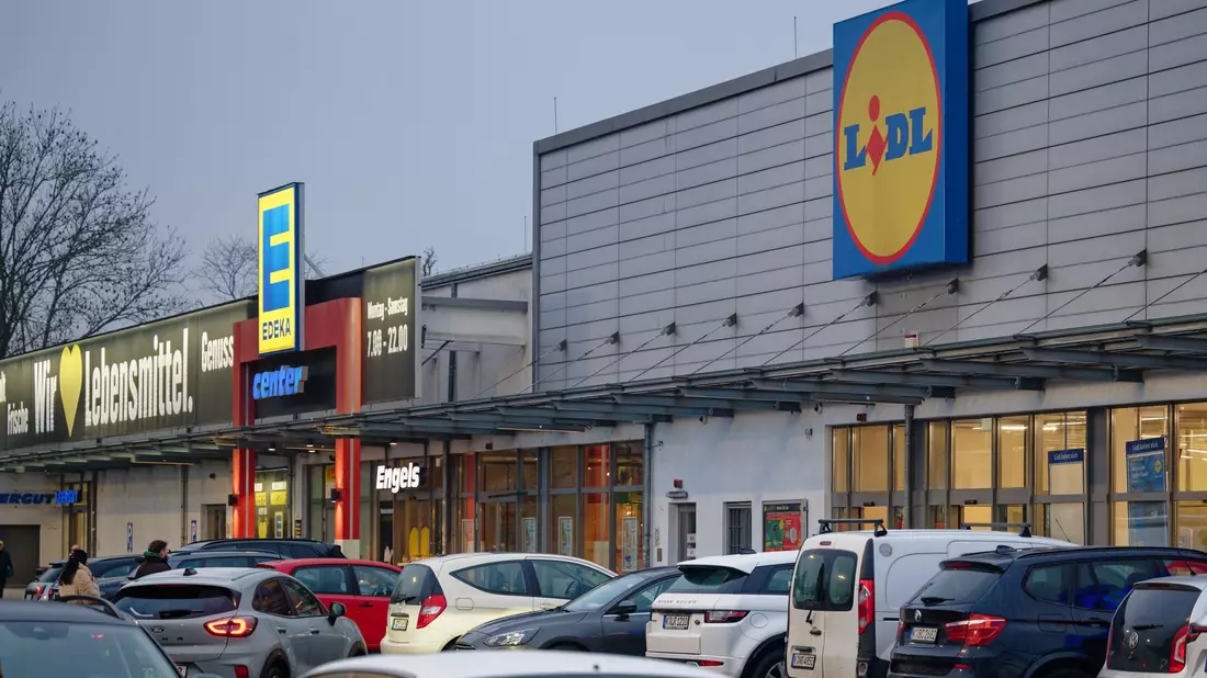 Lidl macht Aldi die Preisführerschaft streitig. - Bild: Henning Kaiser/dpa