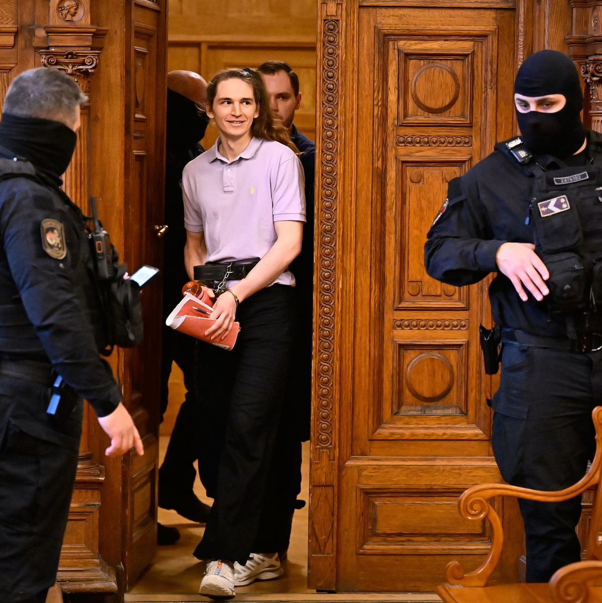 Ein Gericht in Budapest verurteilte die non-binäre deutsche Person Maja T. wegen Gewalt gegen Rechte zu acht Jahren Gefängnis. - Foto: Denes Erdos/AP/dpa