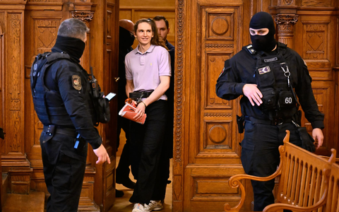 Ein Gericht in Budapest verurteilte die non-binäre deutsche Person Maja T. wegen Gewalt gegen Rechte zu acht Jahren Gefängnis. - Foto: Denes Erdos/AP/dpa