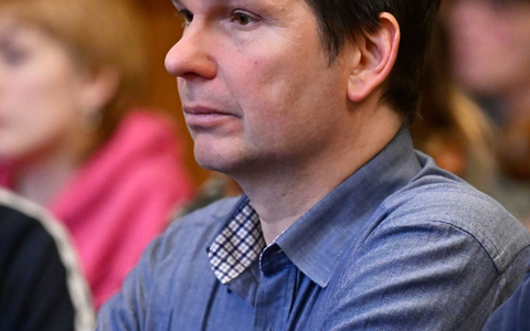 T.s Vater Wolfram Jarosch prangerte das Urteil als Ergebnis eines «Schauprozesses» an.  - Foto: Denes Erdos/AP/dpa