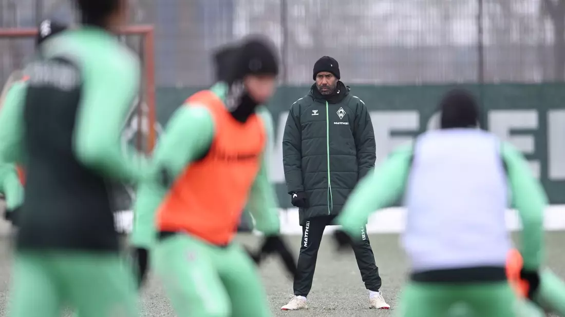Sein erstes Training als Werder-Coach: Daniel Thioune. - Bild: Carmen Jaspersen/dpa