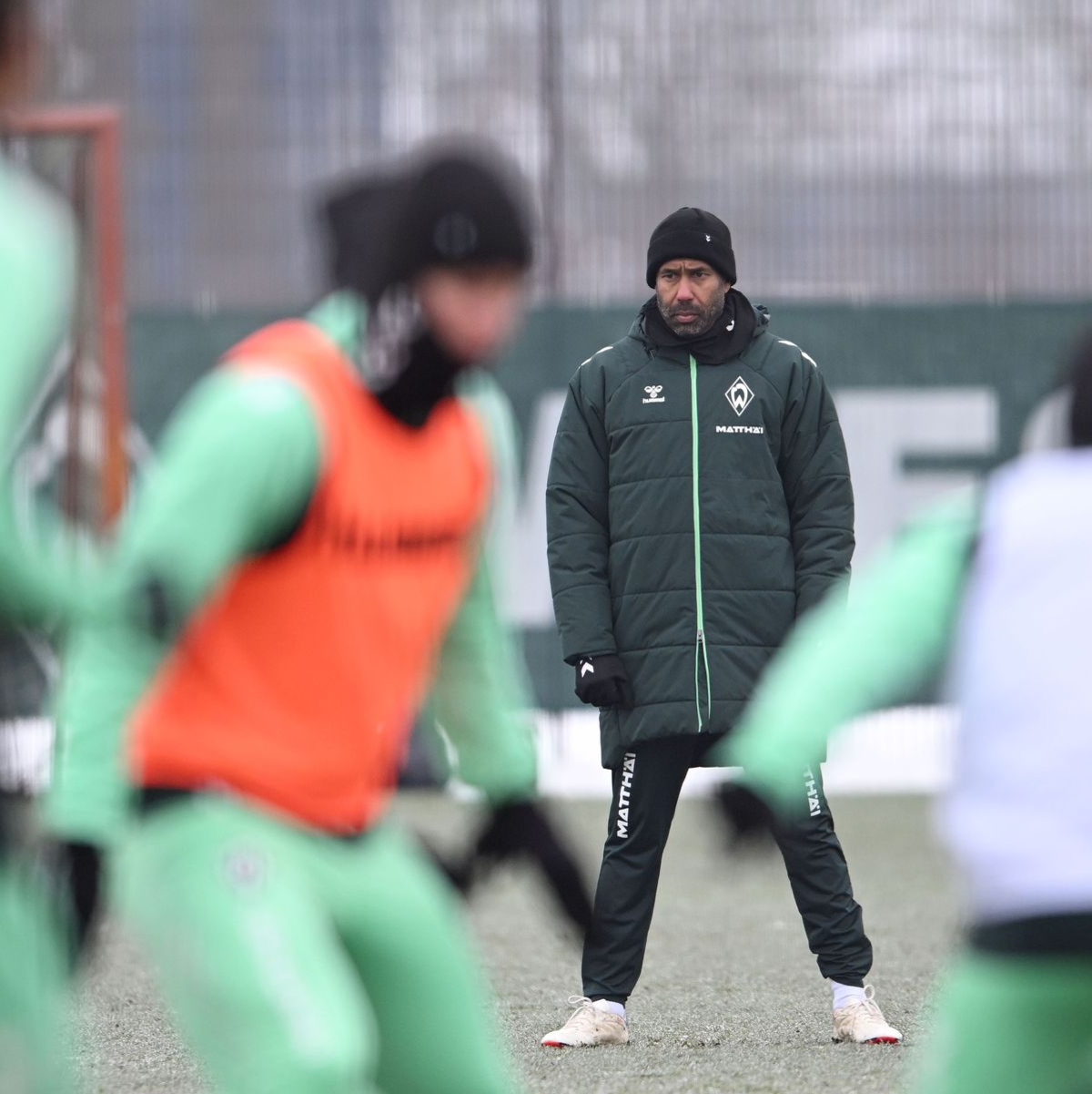 Sein erstes Training als Werder-Coach: Daniel Thioune. - Foto: Carmen Jaspersen/dpa