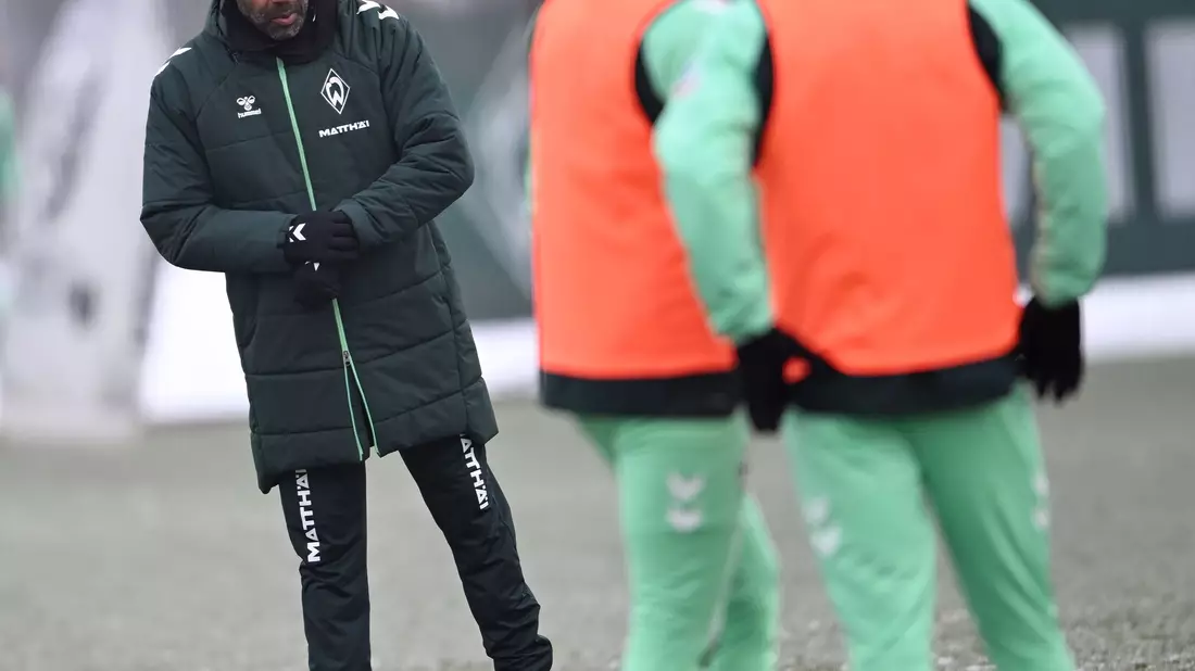 Daniel Thioune bei seinem ersten Training als neuer Chefcoach von Werder Bremen. - Bild: Carmen Jaspersen/dpa