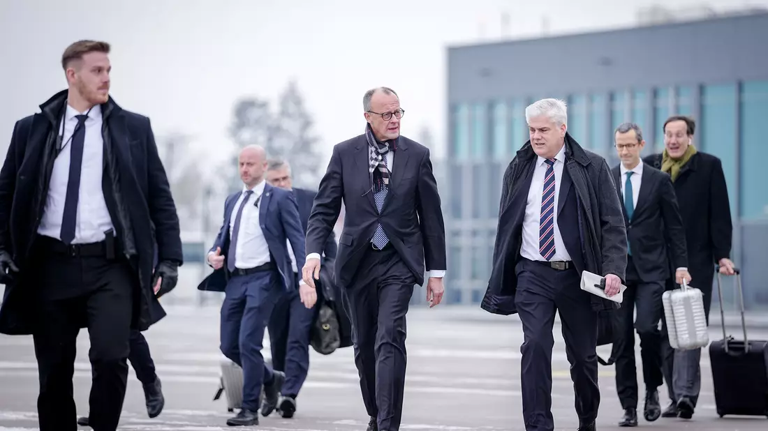 Kanzler Merz will die Beziehungen zu wichtigen Ländern außerhalb von EU und Nato stärken. - Bild: Kay Nietfeld/dpa