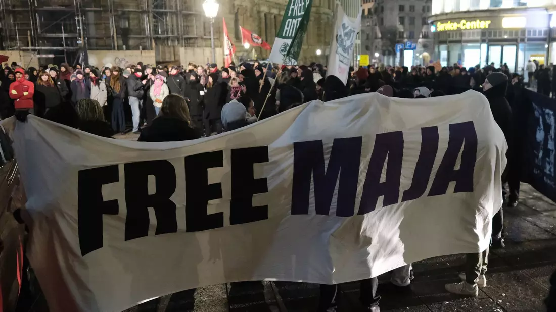 Demonstration in Leipzig gegen das Urteil im Fall Maja T. Auch in Berlin gingen mehrere hundert Menschen auf die Straße.  - Bild: Sebastian Willnow/dpa