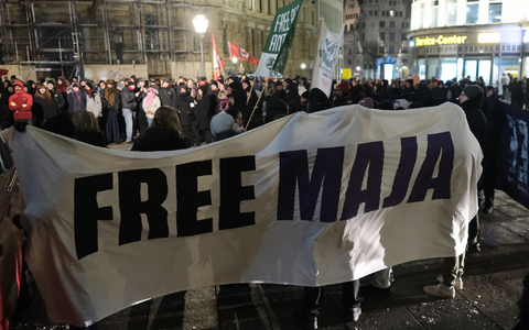 Demonstration in Leipzig gegen das Urteil im Fall Maja T. Auch in Berlin gingen mehrere hundert Menschen auf die Straße.  - Foto: Sebastian Willnow/dpa