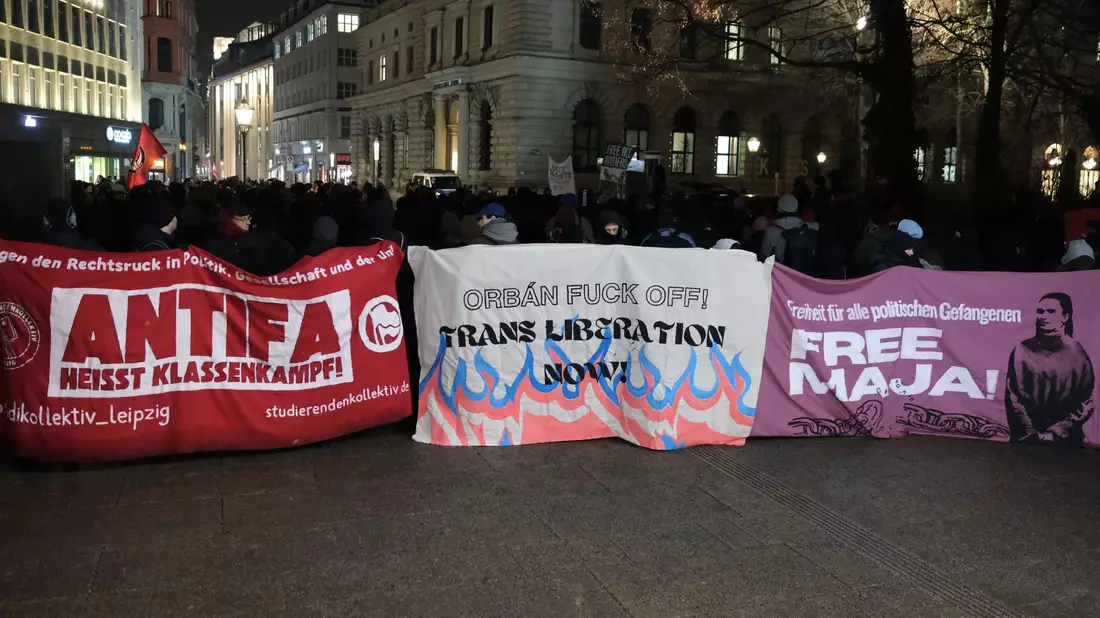 Linke Kundgebung im Stadtzentrum von Leipzig. - Bild: Sebastian Willnow/dpa