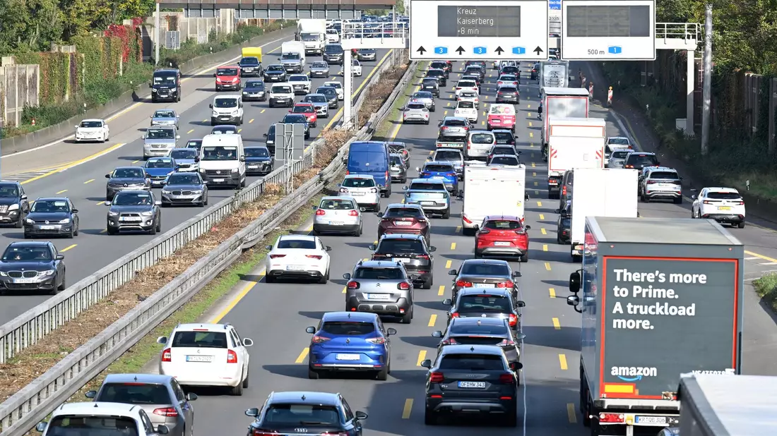 Die 2025 registrierten Staus auf den deutschen Autobahnen waren länger als im Vorjahr. (Archivbild) - Bild: Roberto Pfeil/dpa