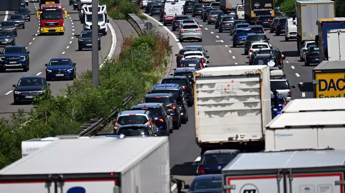 Die A1 zählte zu den besonders stark betroffenen Autobahnen. (Archivbild) - Bild: Federico Gambarini/dpa