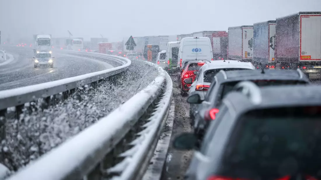 Der staureichste Tag des Jahres 2025 war der 9. Januar - ein Wintereinbruch ließ den Verkehr vielerorts zum Erliegen kommen.  - Bild: Jan Woitas/dpa/dpa-tmn