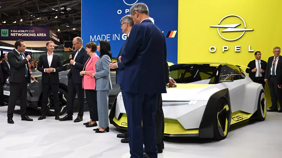 Aus Sicht von Stellantis-Chef Antonio Filosa und VW-Chef Oliver Blume steht die europäische Automobilindustrie am Beginn einer «neuen Ära geopolitischen Wettbewerbs». (Archivbild) - Bild: Sven Hoppe/dpa