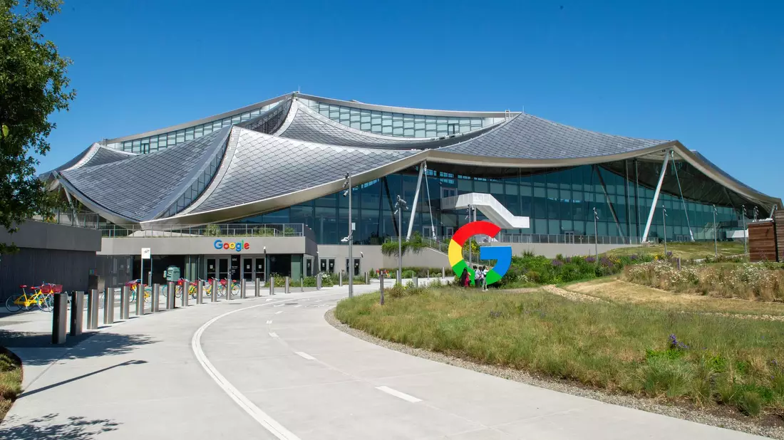 Google plant gewaltige Kapitalinvestitionen für den KI-Ausbau (Archivbild) - Bild: Andrej Sokolow/dpa
