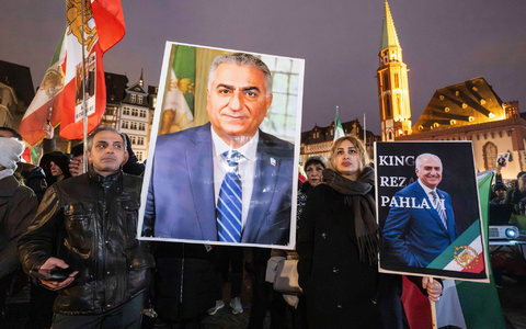 Bilder des Schah-Sohns werden auf Demonstrationen in Deutschland gezeigt. - Foto: Boris Roessler/dpa