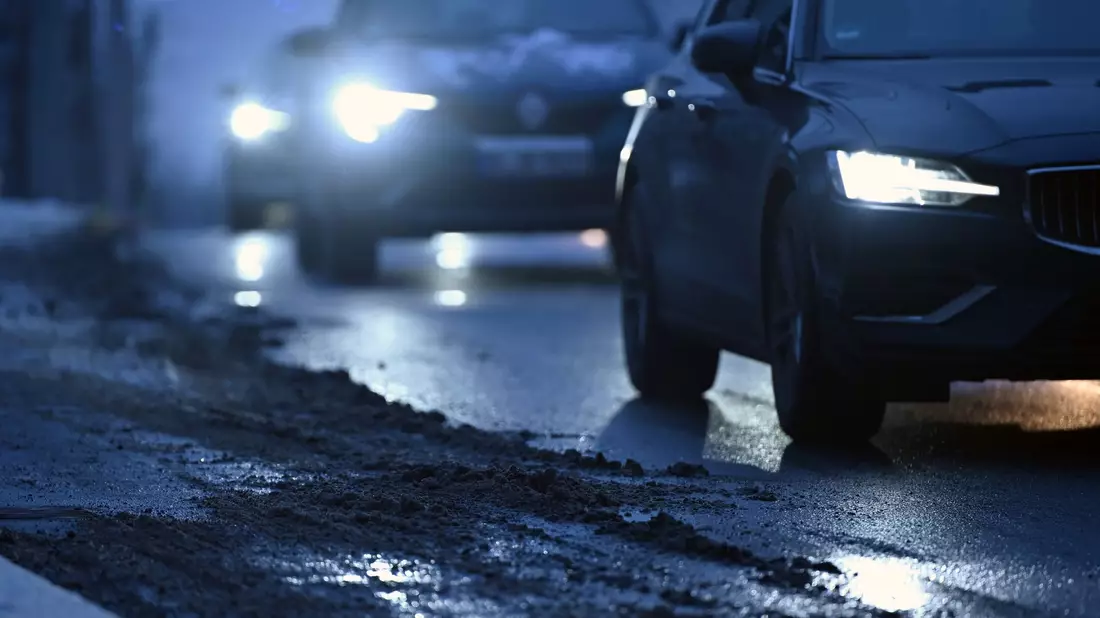 Im Osten besteht gebietsweise Gefahr von Glatteis durch gefrierenden Regen - örtlich sei auch Unwetter möglich. (Archivbild) - Bild: Lilli Förter/dpa