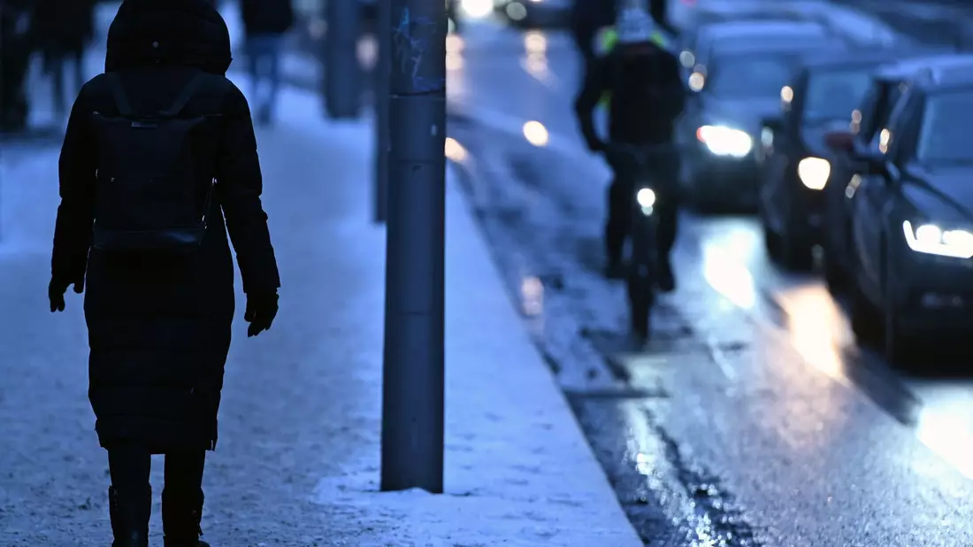 Auch Behinderungen im Straßen- und Bahnverkehr sind möglich. (Archivbild) - Bild: Lilli Förter/dpa
