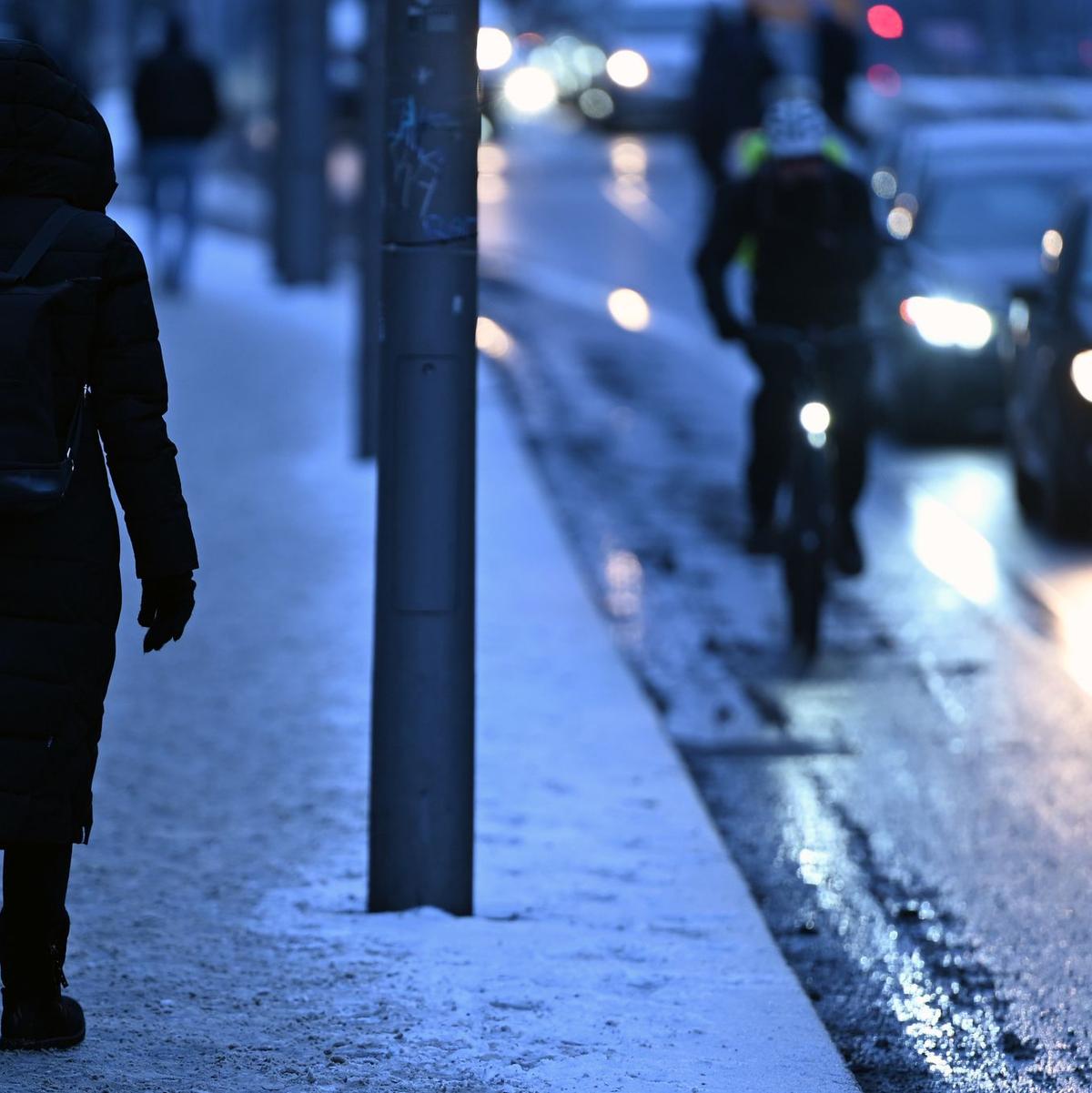 Auch Behinderungen im Straßen- und Bahnverkehr sind möglich. (Archivbild) - Foto: Lilli Förter/dpa
