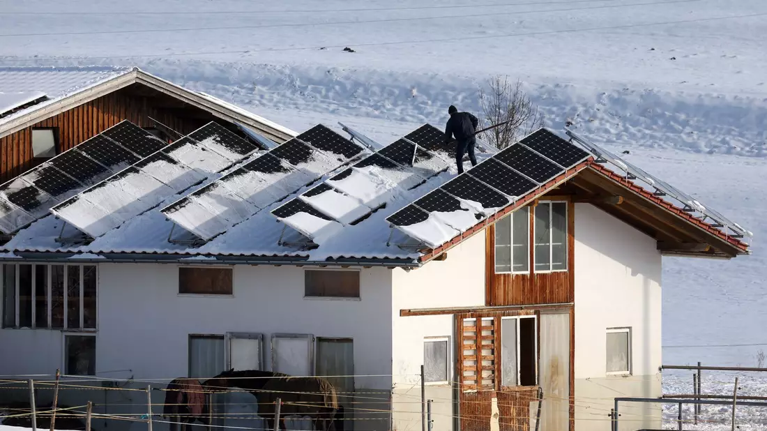 Im vergangenen Jahr produzierten private Solaranlagen in Saarland und im Bayern im Schnitt den meisten Strom.(Archiv) - Bild: Karl-Josef Hildenbrand/dpa/dpa-tmn