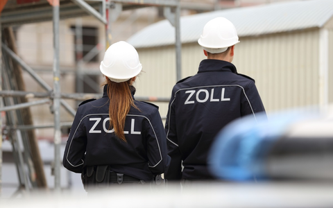 HZA-R: Fenstersprung vergeblich: Zoll Hof deckt illegale Beschäftigung auf - Schwarzarbeiter hinterlässt weiße Spuren - Foto: presseportal.de