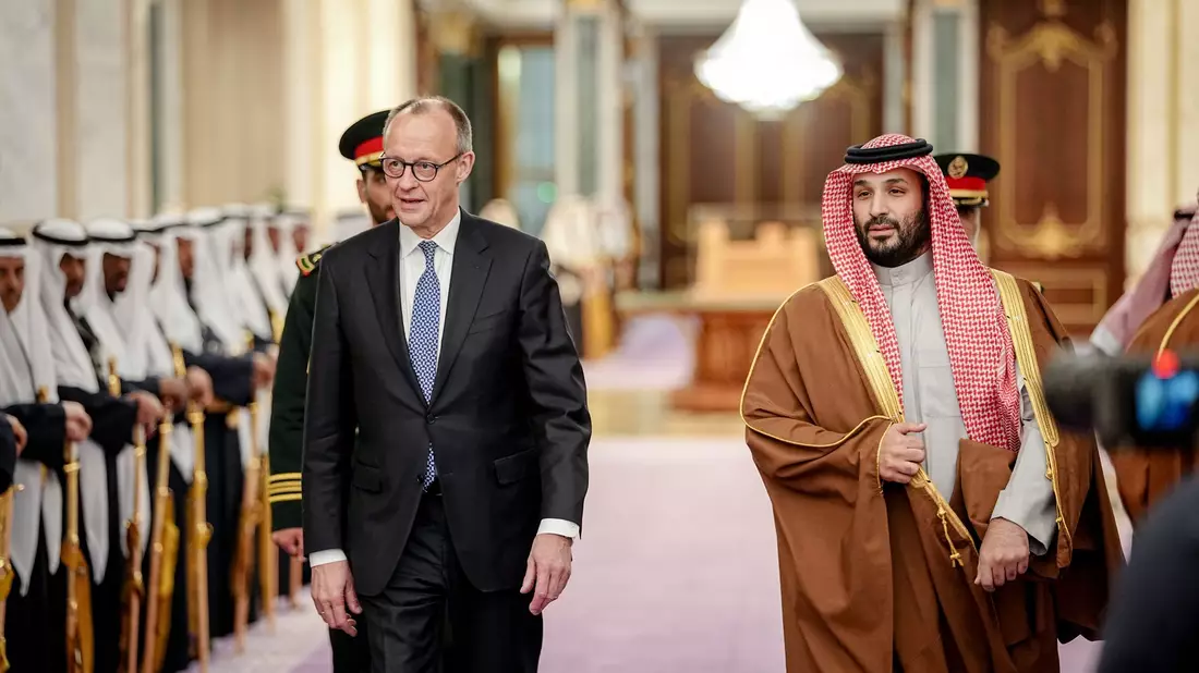 Vom geächteten Herrscher zum begehrten Partner: Merz und der saudische Kronprinz. - Bild: Kay Nietfeld/dpa