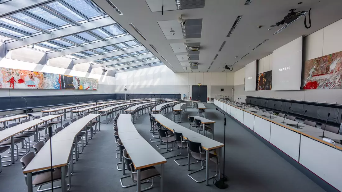 Den Sitzungssaal der SPD haben die Sozialdemokraten «Otto-Wels-Saal» getauft. (Archivbild) - Bild: Michael Kappeler/dpa