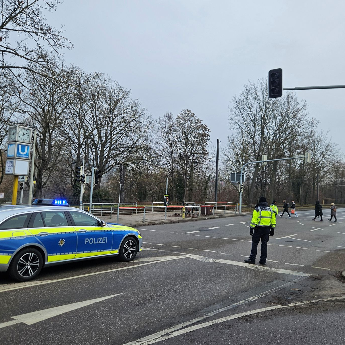 Polizisten mussten teils den Verkehr an ausgefallenen Ampeln regeln. - Foto: Andreas Rosar/dpa