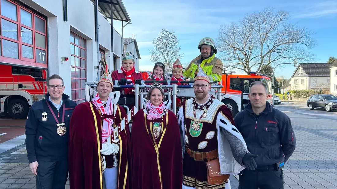 FW-GL: Dreimol Gläbbisch Alaaf op de Füürwaach - Bergisch Gladbacher Dreigestirne zu Gast bei der Feuerwehr - Bild: presseportal.de