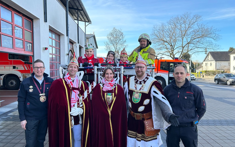 FW-GL: Dreimol Gläbbisch Alaaf op de Füürwaach - Bergisch Gladbacher Dreigestirne zu Gast bei der Feuerwehr - Foto: presseportal.de