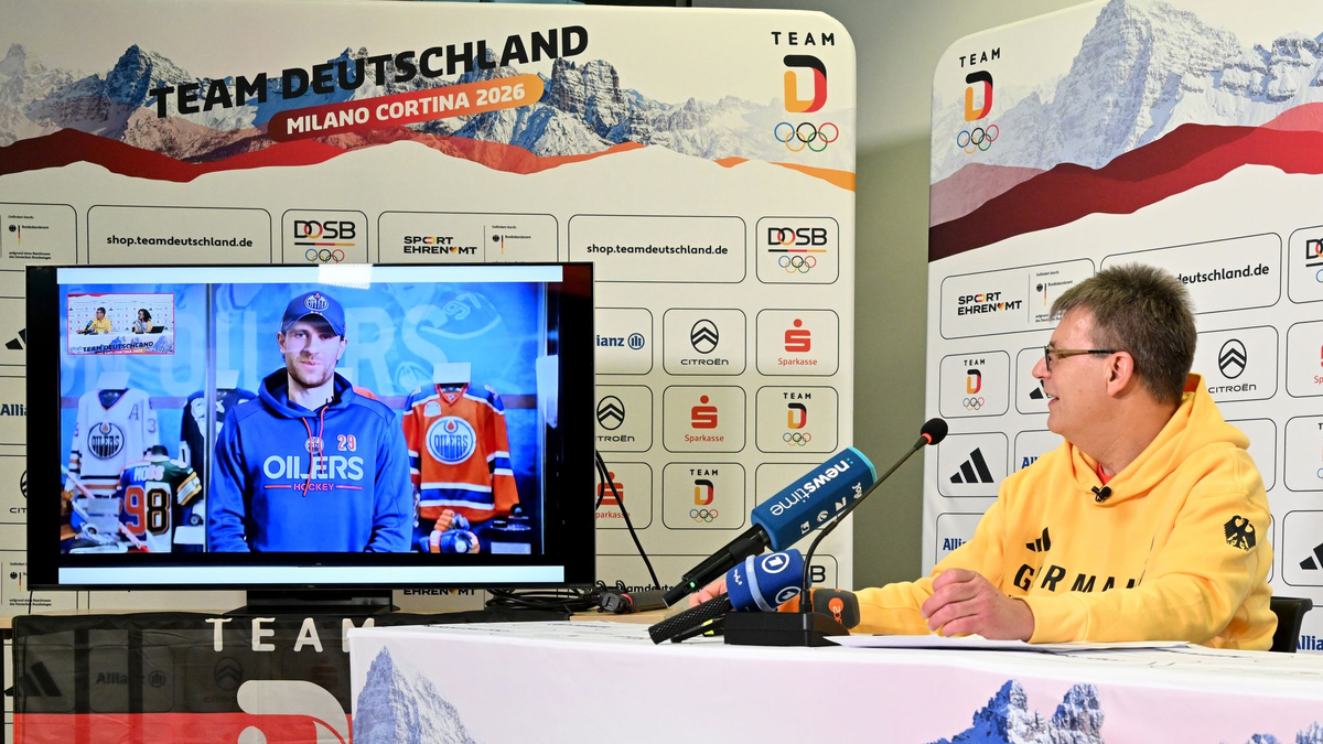 Thomas Weikert (r) weist vereinzelte Kritik an der Wahl von Leon Draisaitl zum deutschen Fahnenträger bei der Olympia-Eröffnungsfeier zurück.  - Foto: Peter Kneffel/dpa