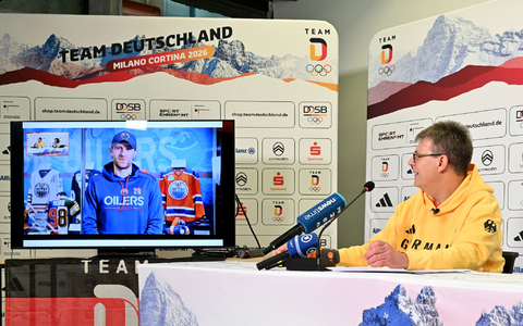 Thomas Weikert (r) weist vereinzelte Kritik an der Wahl von Leon Draisaitl zum deutschen Fahnenträger bei der Olympia-Eröffnungsfeier zurück.  - Foto: Peter Kneffel/dpa