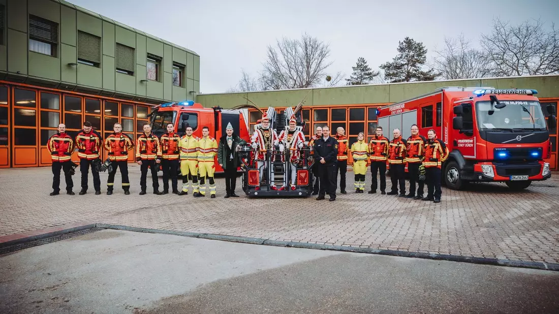 FW Düren: Royaler Besuch in der Feuer- und Rettungswache Düren - Bild: presseportal.de