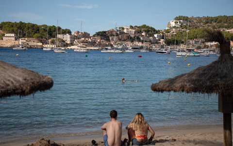 Spanien bleibt laut einer repräsentativen Umfrage das beliebteste Reiseziel der Deutschen in Europa. (Archivbild) - Foto: Clara Margais/dpa
