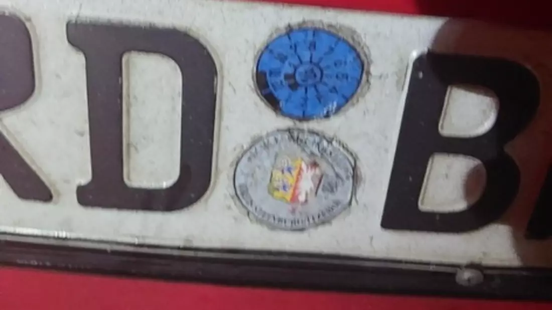 BPOL-FL: Tankstopp führt zur Fahrtuntersagung: Auto mit falschen Kennzeichen ohne Versicherung festgestellt; Messer in Ablage - Bild: presseportal.de