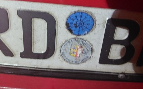 BPOL-FL: Tankstopp führt zur Fahrtuntersagung: Auto mit falschen Kennzeichen ohne Versicherung festgestellt; Messer in Ablage - Foto: presseportal.de